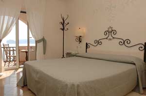 Classic single with sea view, private facilities (bath and shower), and breakfast
